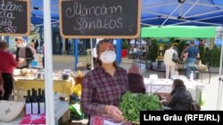 „Mâncăm sănătos”. Comerciantă de verdețuri în Piața Eco Local din Chișinău, redeschisă după pandemie, 1 mai 2021.