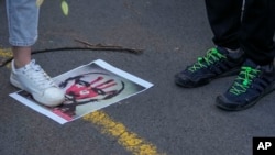 Poster sa portretom ruskog predsednika Vladimira Putina na ulici tokom protesta ispred ruske ambasade u Beogradu, Srbija, petak, 16. februar 2024.