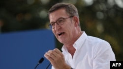 Liderul formațiunii de dreapta, Alberto Núñez Feijóo, vorbește în timpul unei întâlniri electorale la Madrid.