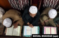 მოსწავლეები ისლამურ სასულიერო სასწავლებელ დარულ ულომ ჰაყანიაში.