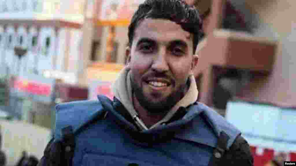 Moaz Abu Taha palesztin újságíró, aki több hírügynökségnek dolgozott szabadúszóként, többek között alkalmanként a Reutersnek is. Izrael a háború során többször is támadott meg kórházakat, azzal az indokkal, hogy a Hamász beépült az intézményekbe és azok környékére, bár az izraeli tisztviselők ritkán nyújtanak erre vonatkozó bizonyítékokat - írja az AP. A nyitva maradt kórházakat elárasztották a halottak, a sebesültek, és most már az alultápláltak is, mivel Gáza egyes részein éhínség van