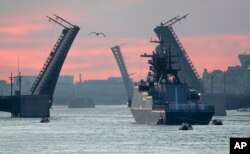 O corvetă rusească pe râul Neva, în timpul repetiției pentru parada militară navală din Sankt Petersburg, iulie 2017.