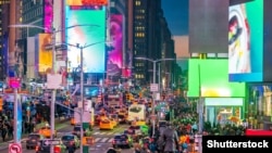 Svjetleće reklame distrakcija su ljudi koji voze i koji hodaju, kaže Hrisafović; Na slici New York