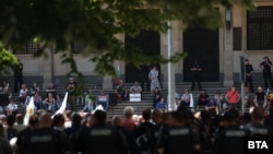 Привърженици на "Възраждане" на един от входовете на Народното събрание