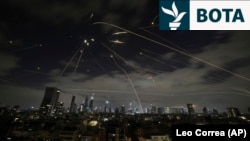 Sistemi kundërajror izraelit, Kupola e Hekurt, duke rrëzuar raketat gjatë një sulmi iranian ndaj Tel Avivit më 15 qershor 2025. 