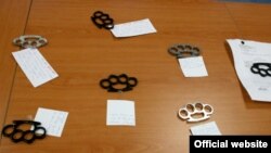 Оружје пронајдено кај ученици при претрес на МВР во Скопје во 2012 година.