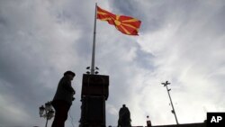 Silueta e një burri pranë flamurit maqedonas - Fotografi ilustruese nga arkivi.