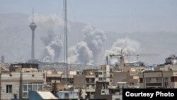 Nori de fum ridicându-se la Teheran, în urma loviturilor israeliene din 23 iunie 