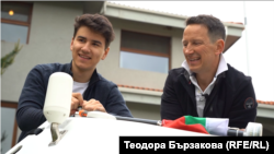 Максим и Стефан Иванови подреждат лодката си пред дома си в София няколко часа преди тя да отпътува за Португалия в камион