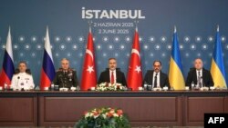 A török küldöttség az orosz és ukrán küldöttségekkel tartott második találkozón az isztambuli Ciragan palotában, 2025. június 2-án
