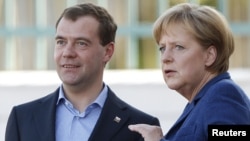 Cancelarul german Angela Merkel (dreapta) și președintele rus Dmitri Medvedev la Castelul Meseberg, de lângă Berlin, 4 iunie 2010