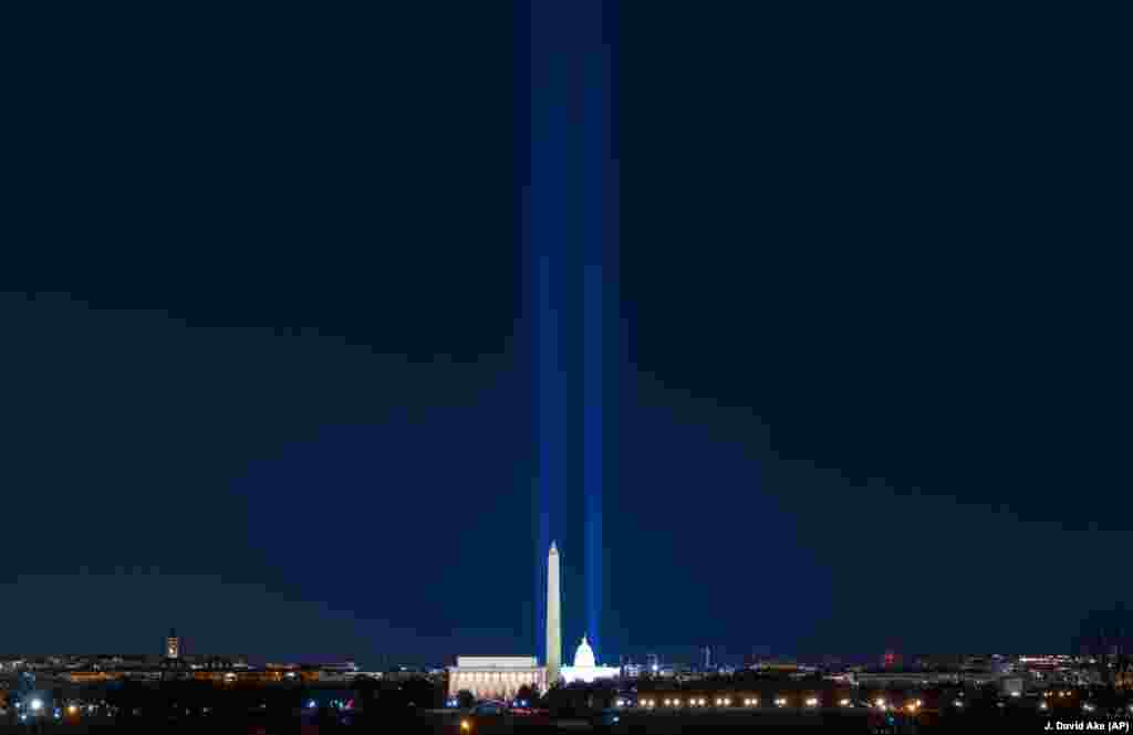 Reflektori duž National Malla u Washingtonu uoči inauguracije izabranog predsednika Joea Bidena i novoizabrane potpredsednice Kamale Harris, američki Capitol, 19. januara.