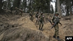 Индийские солдаты возвращаются после поисковой операции на следующий день после нападения близ Пахалгама, в результате которого погибли 26 мирных жителей