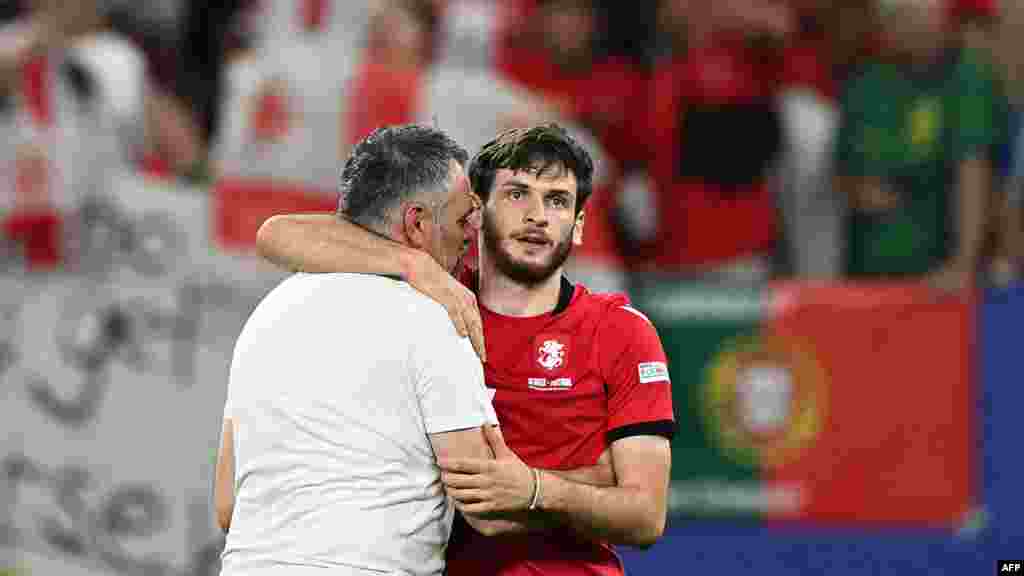 Лучшим игроком матча признали Хвичу Кварацхелия. На фото он вместе с главным тренером команды &ndash; Вилли Саньолем