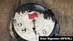 Настенные часы в офисе областного филиала Компартии, которые расплавились от огня и остановились на половине седьмого вечера. Уральск, 15 октября 2010 года.
