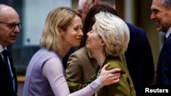 Visoka predstavnica za inostrane poslove i sigurnosnu politiku i potpredsjednica Evropske komisije Kaja Kallas pozdravlja predsjednicu Evropske komisije Ursulu von der Leyen na samitu Evropske unije u Briselu, Belgija, 20. mart 2025.