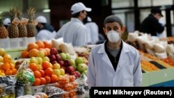 Продавец на одном из базаров Алматы, 20 марта 2020 года.