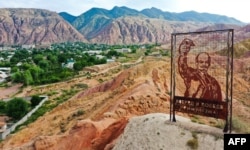 Съветски паметник, изобразяващ основателя на СССР Владимир Ленин в град Каджи Сай близо до езерото Исик-Кул, на около 290 км от Бишкек, 2 август 2024 г.