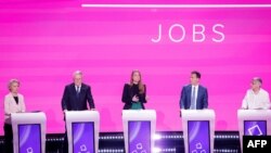 A vita résztvevői balról jobbra: Ursula von der Leyen, Nicolas Schmit, Terry Reintke, Sandro Gozi és Walter Baier