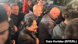 პრეზიდენტი ზურაბიშვილი საპროტესტო აქციაზე მივიდა, ელჩებსა და ოპოზიციონერებთან შეხვედრის შემდეგ - 28 ნოემბერი, 2024 წელი.