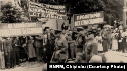 Paradă improvizată la intrarea Armatei Sovietice în Basarabia (28 iunie 1940)