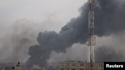 Fumul gros se ridică deasupra orașului Khan Younis, din sudul Fâșiei Gaza, după puternice lovituri aeriene israeliene. 10 decembrie 2023. REUTERS
