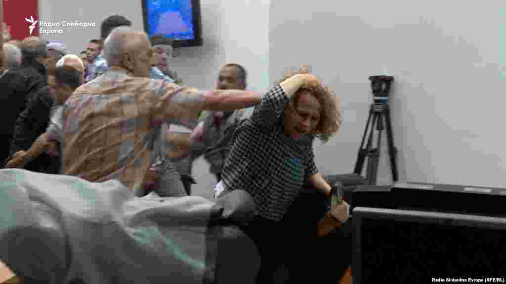 Демонстрантите тепаа пратеници од владејачкото мнозинство откако упаднаа во Собранието. Човек ја кубе пратеничката и заменик претседателка на СДСМ Радмила Шеќеринска за коса, 27.04.2017.