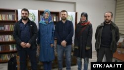 خوشې شوې نجونه په منځ کې له ولاړ عزت شاهین سره