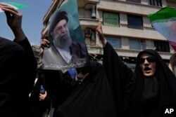Manifestanți iranieni afișează un poster al liderului suprem al Iranului, ayatollahul Ali Khamenei, întro adunare anti-israelieană în Teheran, 13 iunie 2025.