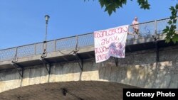 დღეს, 22 აპრილს მზია ამაღლობელის მხარდამჭერი ბანერი თბილისში, „მშრალ ხიდზე“ გადმოფინეს.