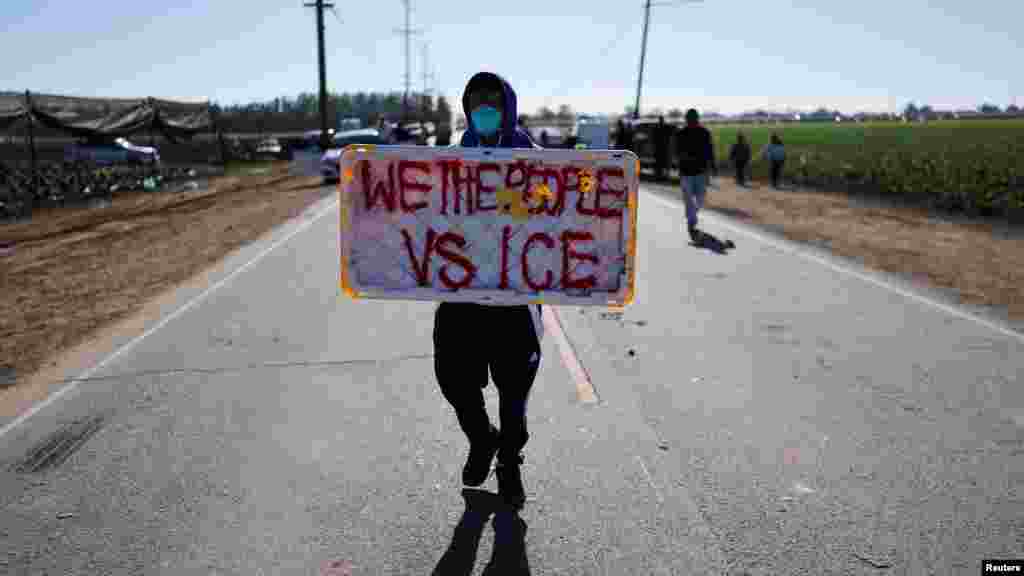 Egy másik helyszínen – a hatóságok beszámolója szerint – egy menekülő férfi kézifegyverrel rálőtt a szövetségi ügynökre