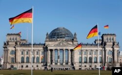 Cei 630 de parlamentari din Bundestag pot ajunge acolo ori pe listele de partid, ori câștigând votul din propria circumscripție.