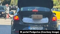 U gepeku službenog automobila Skupštine Crne Gore prevozi se dušek. Podgorica, oktobar 2024.