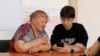 Moldova: Seniors in Ocnița are learning to use mobile phones from young volunteers in the city