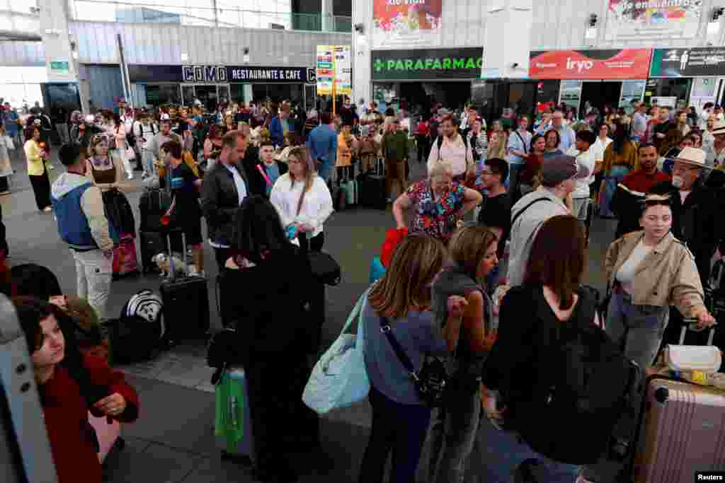 Ljudi čekaju na železničkoj stanici Hoakin Sorolja, nakon što su putnici ostali zarobljeni tokom nestanka struje koji je pogodio velike dijelove Španije, u Valensiji, 28. aprila 2025.