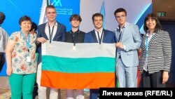 Дамян Иванов (вторият отляво) заедно с националния отбор на България на Международната олимпиада по химия в Дубай, 13 юли 2025 г.