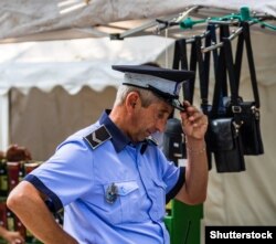 Egy rendőr szolgálatban a Bukarest melletti Târgoviștében