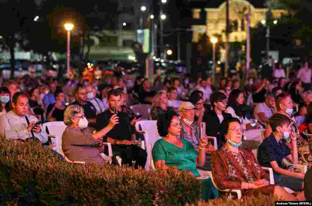 Spectatori urmăresc concertul de operă organizat cu ocazia galei extraordinare de deschidere a festivalului &bdquo;Promenada Operei&rdquo;.