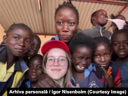 Fiica de 12 ani a lui Igor Nisenboim, Ester, de asemenea le predă elevilor din Lusaka, Zambia.