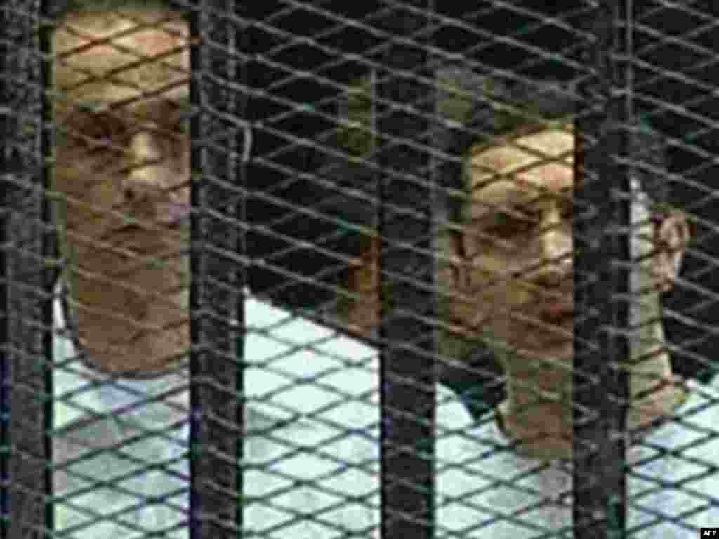 Na optuženičkoj klupi naći će se i sinovi bivšeg predsjednika Alaa (D) i Gamal Mubarak, kao i bivši ministar unutarnjih poslova i šest bivših policijskih dužnosnika, Kairo, 03.08.2011. Foto: AFP 