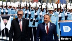Turkish President Recep Tayyip Erdogan (left) and his Kazakh counterpart, Nursultan Nazarbaev, at the Presidential Palace in Ankara in August 2016. Nazarbaev announced 11 Turkish teachers had been repatriated to Turkey in 2016 after their role in the failed coup had been "proven."
