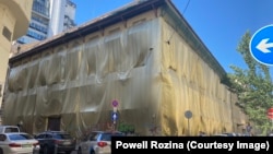 A Magyar Vezetőképző Alapítvány által megszerzett Szép utcai épület, ponyvákkal borítva, 2025. júliusban