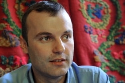 "Učiniću sve da bojkot ne traje dugo, jer sam imao kontakt sa ministarstvom, da dođu u Srebrenicu i poslušaju roditelje srpske djece, da vide štanjih tišti i da krenemo u rješavanje”, kaže načelnik Opštine Grujić za Radio Slobodna Evropa