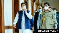 عمران خان وايي، د کراچۍ ښار کې غيرقانوني تجاويزاتو ختمولو، د څکلو اوبو، ټرانسپورټ او چټک بس سروس پیلوي.