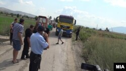 Земјоделци од селата во општина Чешиново-Облешево со земјоделска механизација го блокираа сообраќајот и изградбата на експресниот пат Штип – Кочани.