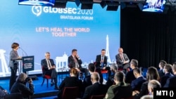 Szijjártó Péter külgazdasági és külügyminiszter felszólal a pozsonyi Globsec biztonságpolitikai fórumon Pozsonyban 2020. október 8-án