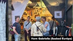 A zenekar énekese és dalszerzője, Beck Zoltán (j) a Szabad Európának azzal indokolta a kezdeményezést, hogy fel akarták hívni a figyelmet a független sajtó helyzetére, és támogatni szeretnénk ezeket a szervezeteket