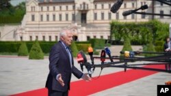 Șeful Uniunii Europene pentru politică externă, Josep Borrell, vorbește cu presa la summit-ul Comunității Politice Europene