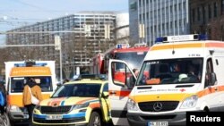 Policijska i vozila hitne pomoći u Mannheimu 3. marta 2025, nakon incidenta na karnevalskom marketu