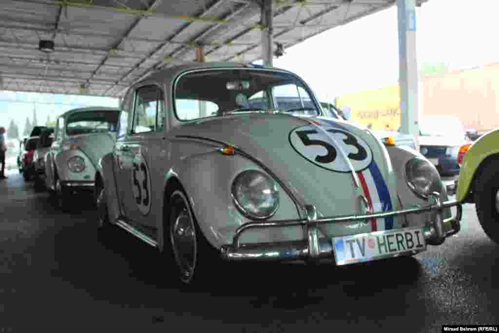 Popularne Volkswagenove &ldquo;bube&rdquo; crnogorskih registarskih tablica na smotri oldtimera u Mostaru. &nbsp;